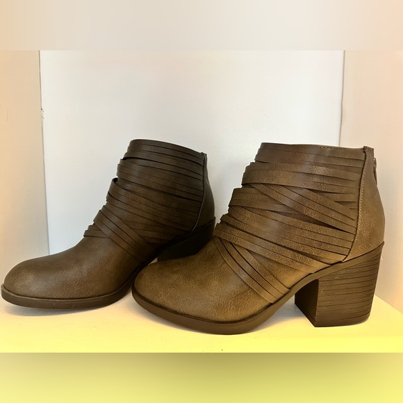 Boutique Grey Booties - Picture 3 of 5